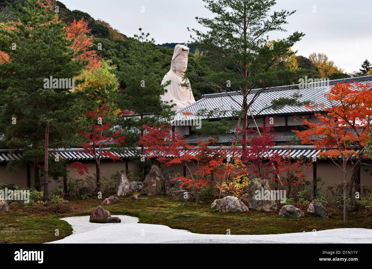 Une statue de la Bodhisattva Avalokitesvara au mémorial de guerre de Ryozen Kannon, vu du jardin du temple Kodai-ji, Kyoto, Japon Banque D'Images