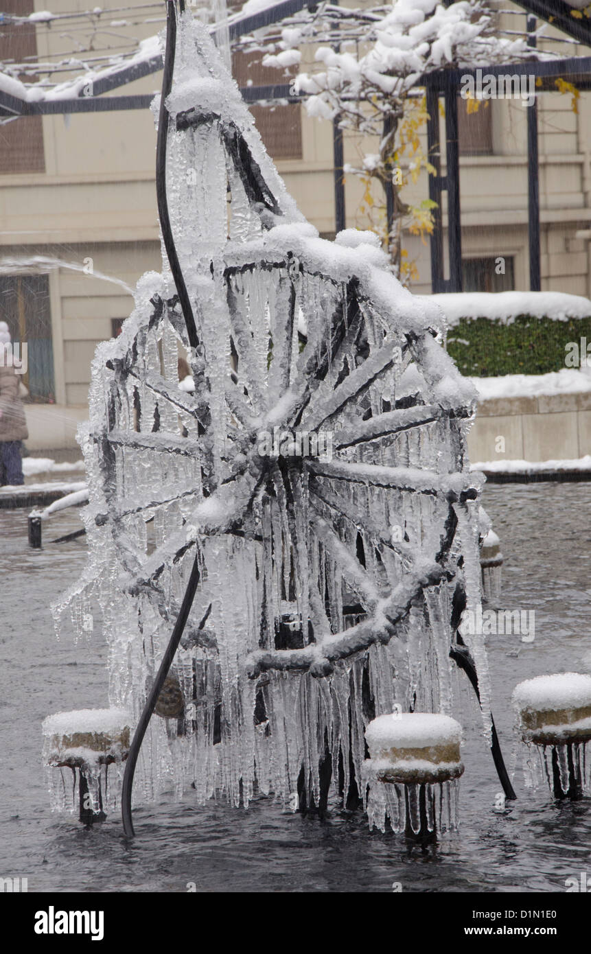 La suisse, Bâle. Fontaine de Tinguely, de l'artiste Jean Tinguely. Travail  mécanique sculpture-fontaine couverte en hiver la glace Photo Stock - Alamy