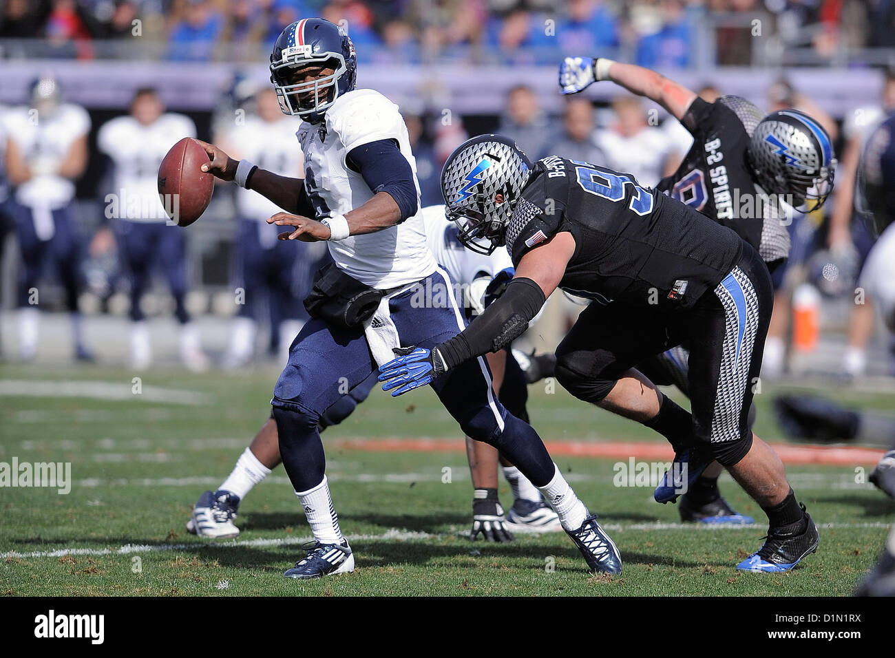 Air Force arrière défensif 2e classe Cadet Anthony LaCoste est entraînée vers le bas le terrain pour quelques verges au stade Amon G. Carter à Fort Worth, Texas, le 29 décembre 2012. Les faucons de l'Armée de l'air ont été battus par les terriers de l'Université de riz 33-14.Photo Banque D'Images