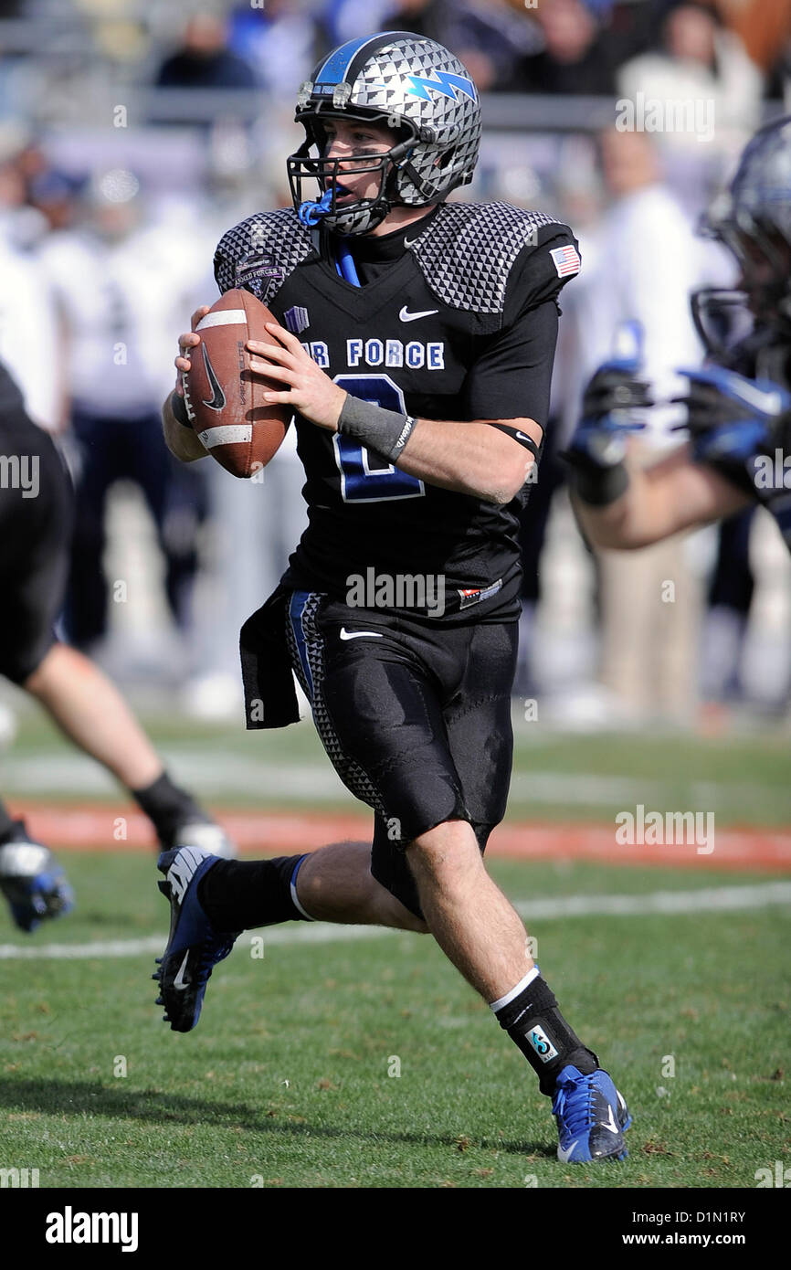 Air Force arrière défensif 2e classe Cadet Anthony LaCoste est entraînée vers le bas le terrain pour quelques verges au stade Amon G. Carter à Fort Worth, Texas, le 29 décembre 2012. Les faucons de l'Armée de l'air ont été battus par les terriers de l'Université de riz 33-14.Photo Banque D'Images