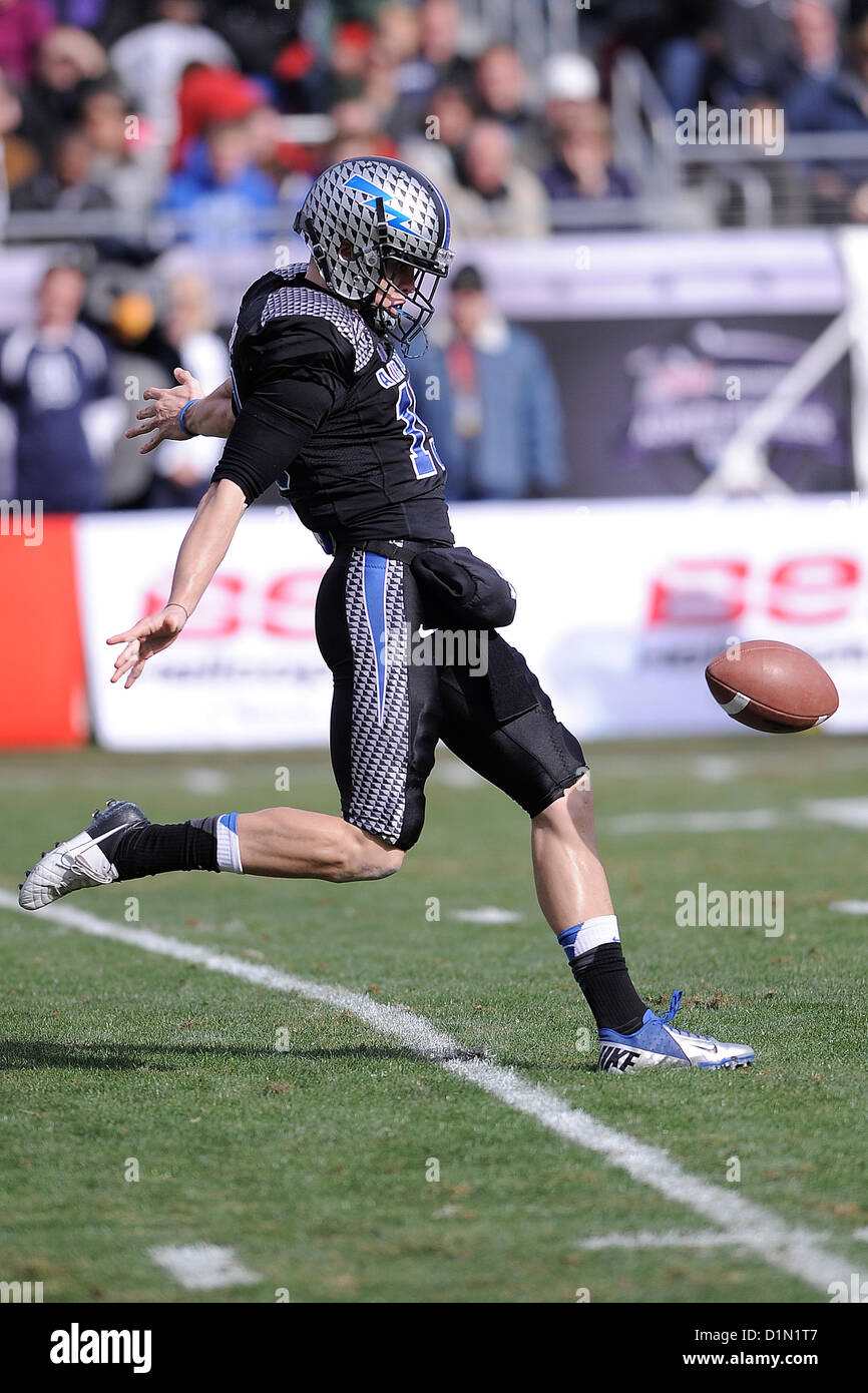 Air Force arrière défensif 2e classe Cadet Anthony LaCoste est entraînée vers le bas le terrain pour quelques verges au stade Amon G. Carter à Fort Worth, Texas, le 29 décembre 2012. Les faucons de l'Armée de l'air ont été battus par les terriers de l'Université de riz 33-14. Photo Banque D'Images