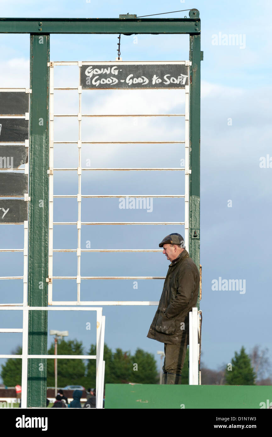 Un fonctionnaire attend entre les races au Cambridgeshire Harriers Hunt Club au Point-à-point des courses à Cottenham Cambridgeshire, 30 décembre 2012. Le soleil est finalement sorti pour les amateurs de course dans une pause de la sombre et pluvieux qui a infesté la période de Noël. Les foules ont assisté à l'événement traditionnel avec une entrée de 216 chevaux, l'un des plus grands champs d'une décennie. Banque D'Images