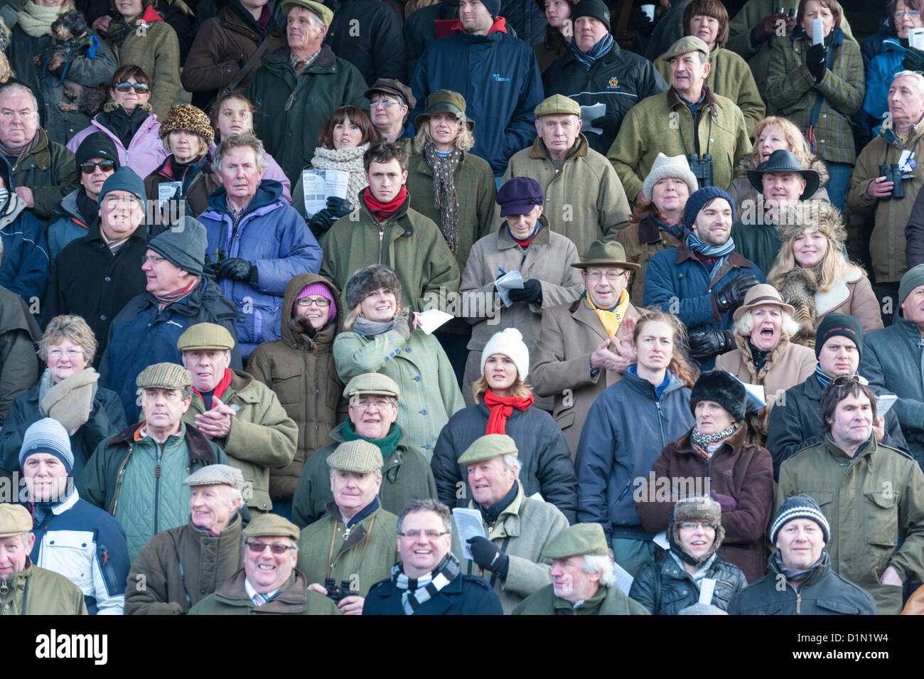 Spectateurs suivre la course le Cambridgeshire Harriers Hunt Club au Point-à-point des courses à Cottenham Cambridgeshire, 30 décembre 2012. Le soleil est finalement sorti pour les amateurs de course dans une pause de la sombre et pluvieux qui a infesté la période de Noël. Les foules ont assisté à l'événement traditionnel avec une entrée de 216 chevaux, l'un des plus grands champs d'une décennie. Banque D'Images