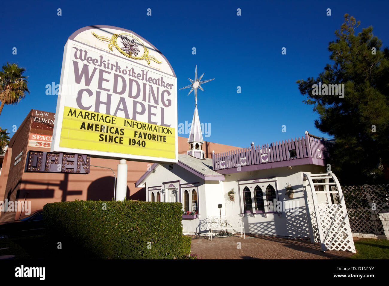 Wee kirk o la chapelle de mariage de bruyère sur le Strip Las Vegas Nevada USA A Ouvert En 1940 la première chapelle de mariage à vegas Banque D'Images