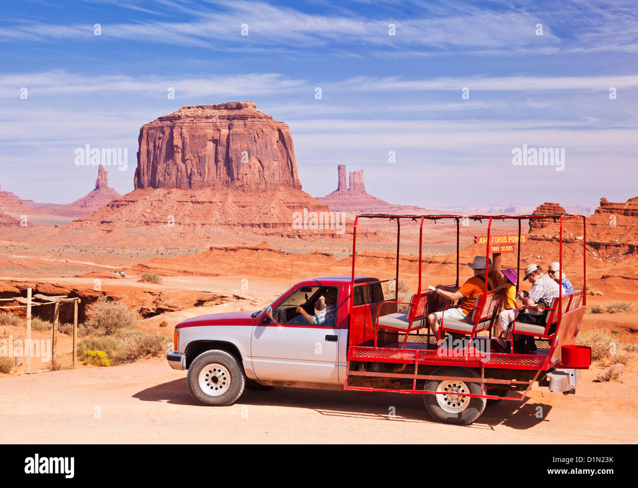 Les touristes sur une excursion en Jeep autour de l mitaines et buttes de Monument Valley Utah et l'Arizona USA États-Unis d'Amérique Banque D'Images