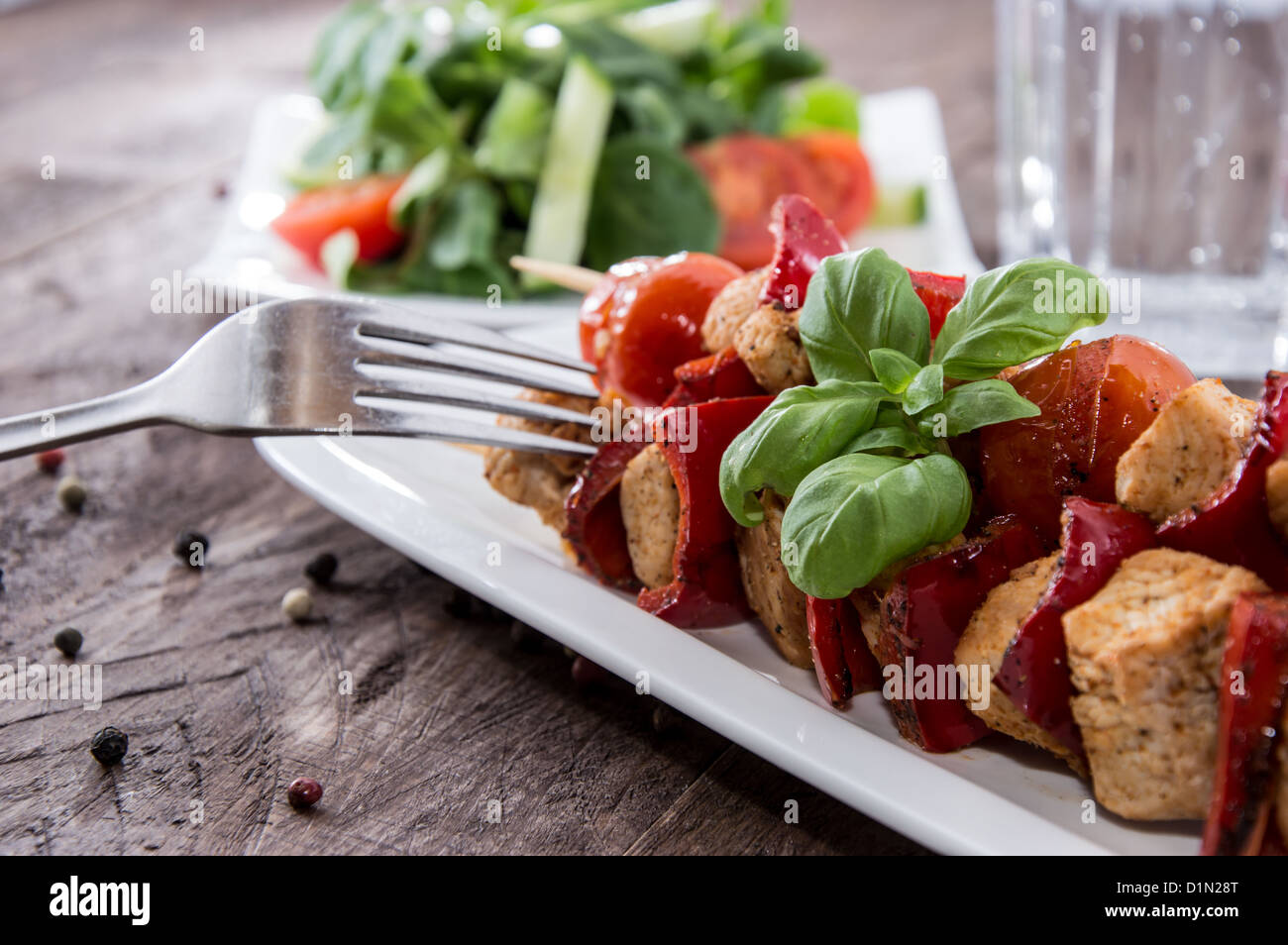 Brochette de poulet frais sur fond de bois Banque D'Images