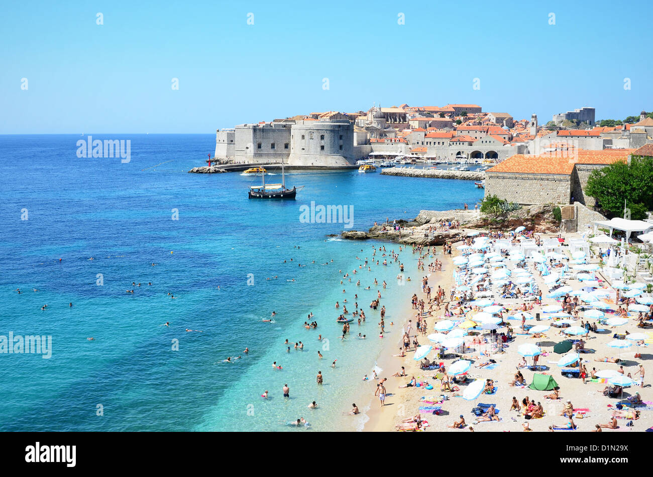 Une plage en dehors des murs de la vieille ville de Dubrovnik, Croatie Banque D'Images