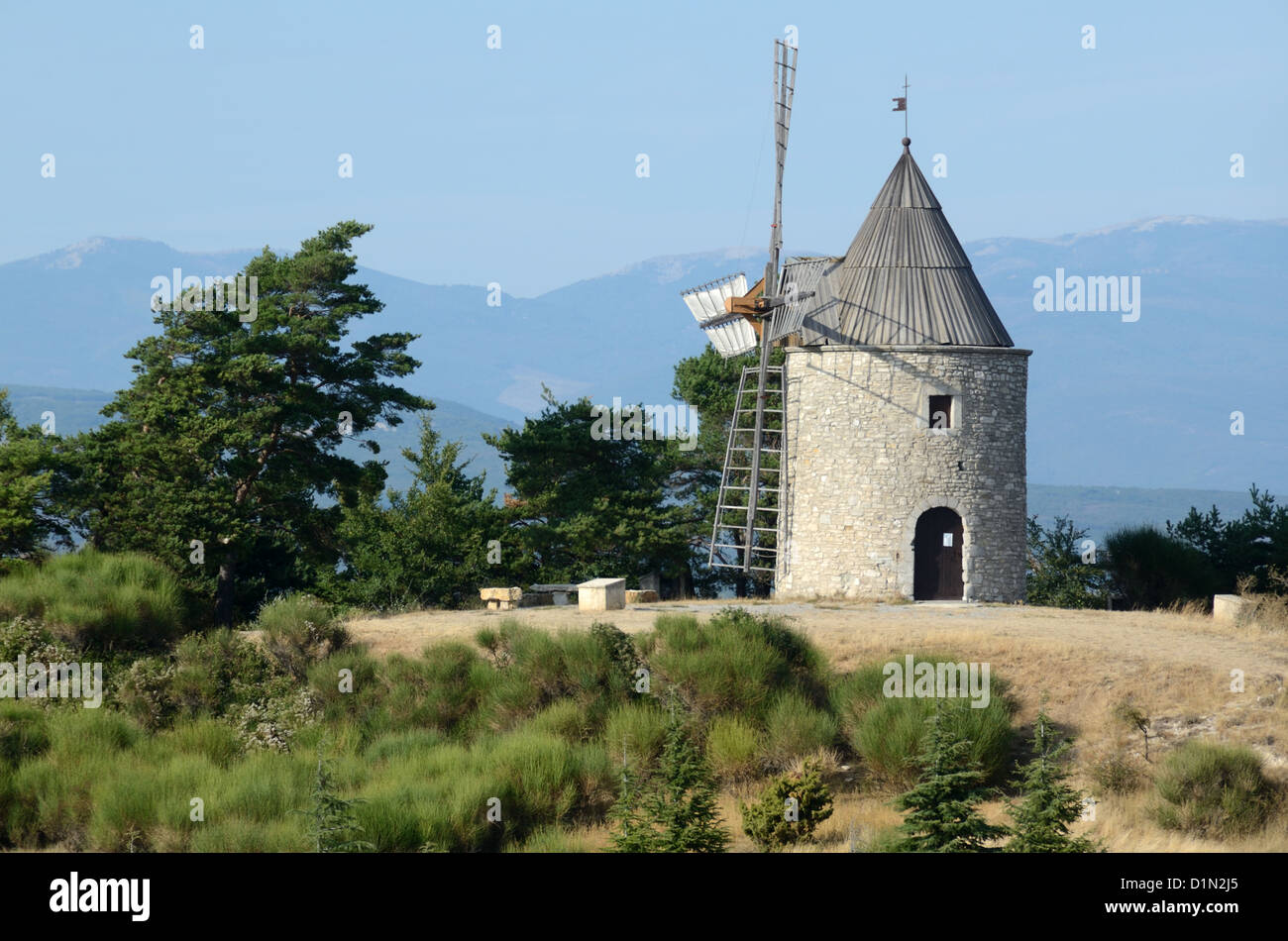 Moulin de Montfuron dans le Parc régional du Luberon Provence France Banque D'Images