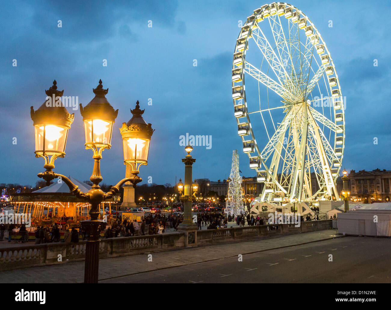 Paris, France, vue grand angle, scènes de rue, décorations de Noël, grande roue, sur la place de la Concorde, pittoresque la nuit, vieux lampadaire de paris Banque D'Images