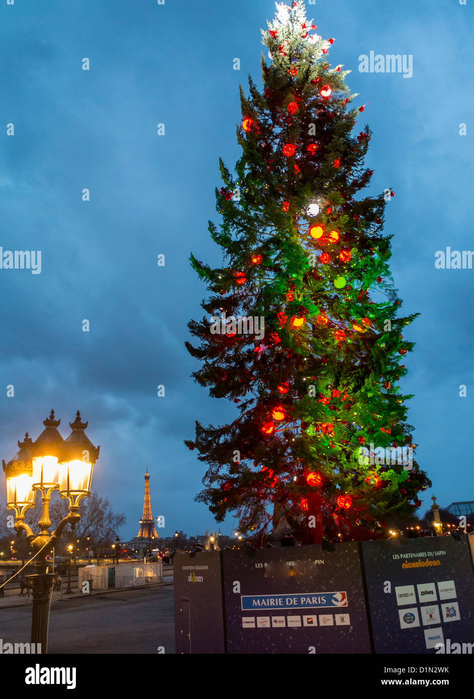 Paris, France, scènes de rue, lumières de Noël, décorations d'arbre sur (place de la Concorde), scène nocturne Banque D'Images