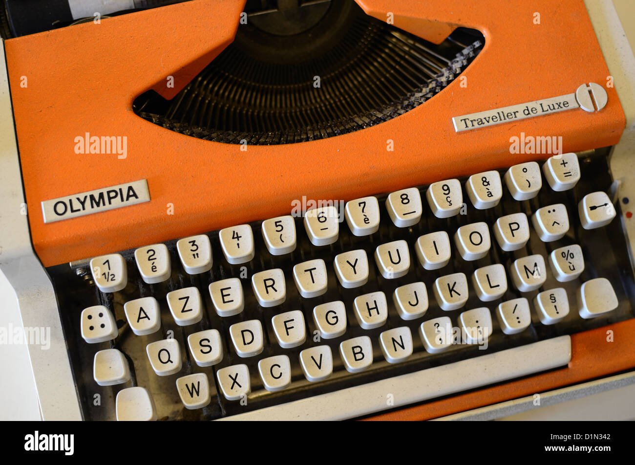 Machine à écrire Olympia orange ancienne, ancienne, rétro ou ancienne avec clavier AZERTY Banque D'Images