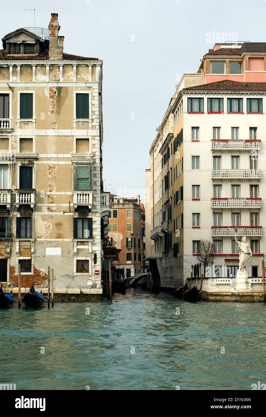 Des bâtiments rustiques sur un canal, Venise, Italie Banque D'Images