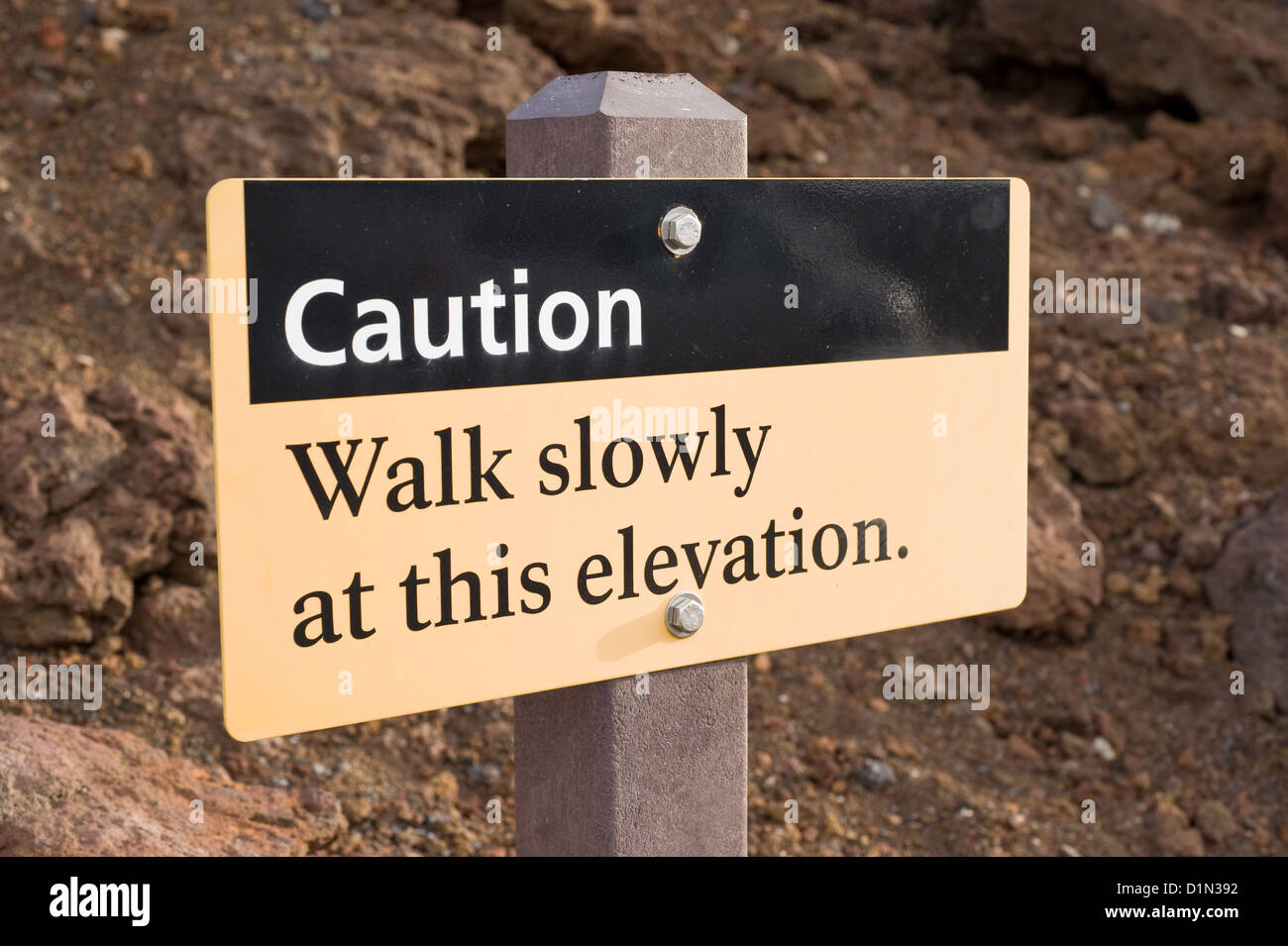 Un signe sur le sommet de l'Haleakala sur l'île de Maui, met en garde les visiteurs de l'altitude élevée. Banque D'Images