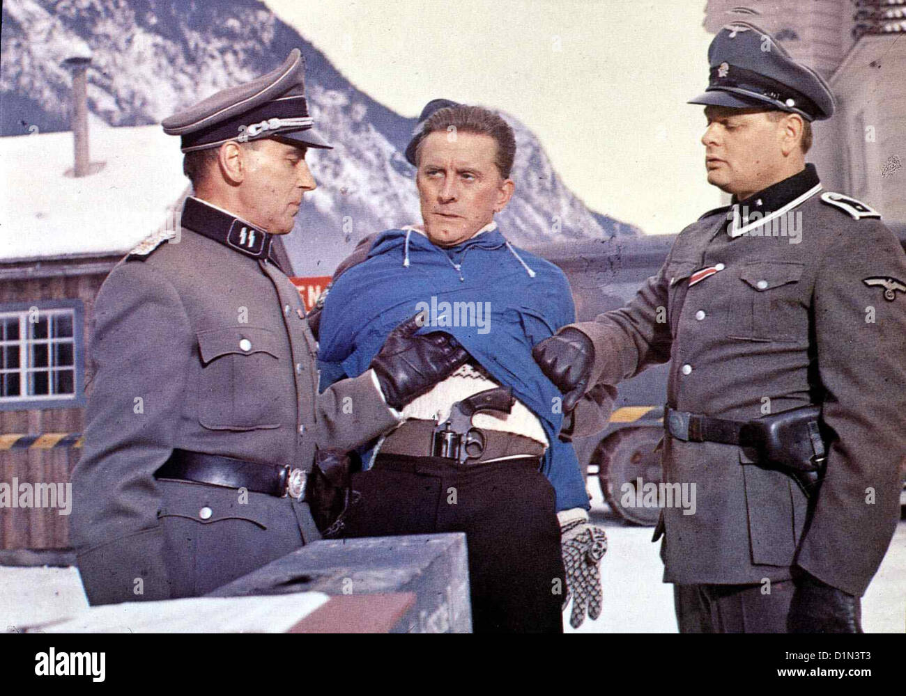 Kennwort 'Schweres Wasser' Heroes Telemark, Kirk Douglas, m Le Dr Petersen (Kirk Douglas, m) wird entdeckt und von den Nazis Banque D'Images