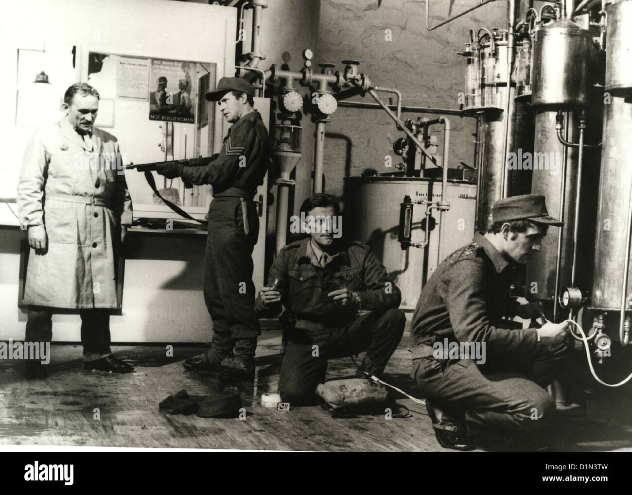 Kennwort 'Schweres Wasser' Heroes Telemark, Kirk Douglas Rolf (Kirk Douglas) und seine Leute sind die Fabrik fuer Schweres Banque D'Images