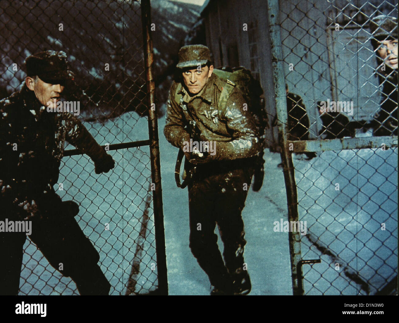 Kennwort 'Schweres Wasser' Heroes Telemark, Kirk Douglas Rolf (Kirk Douglas) und seine Leute dringen dans die Fabrik fuer Banque D'Images