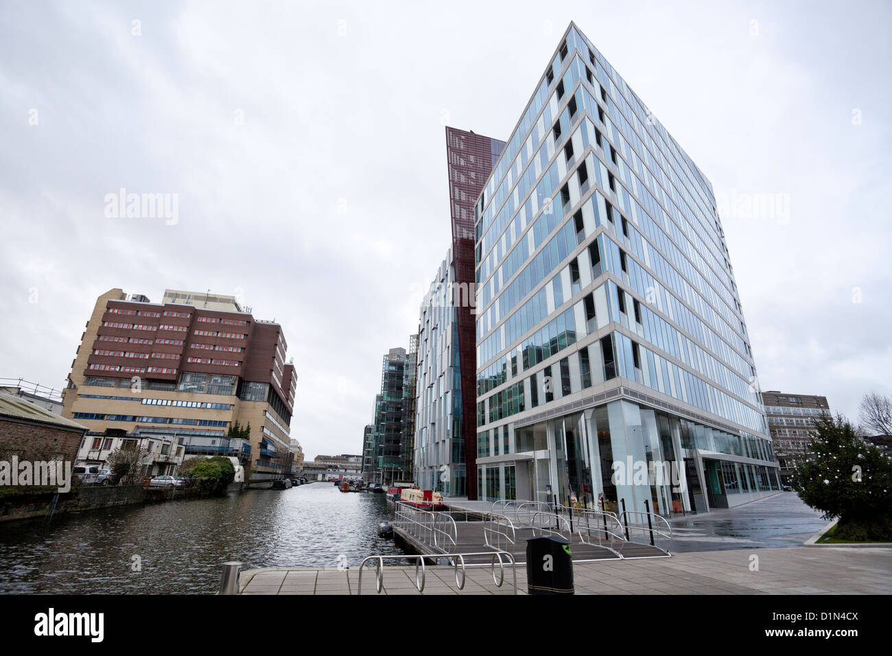 Bâtiment de carmin, Merchant Square, du bassin de Paddington, Londres, Angleterre, Royaume-Uni Banque D'Images