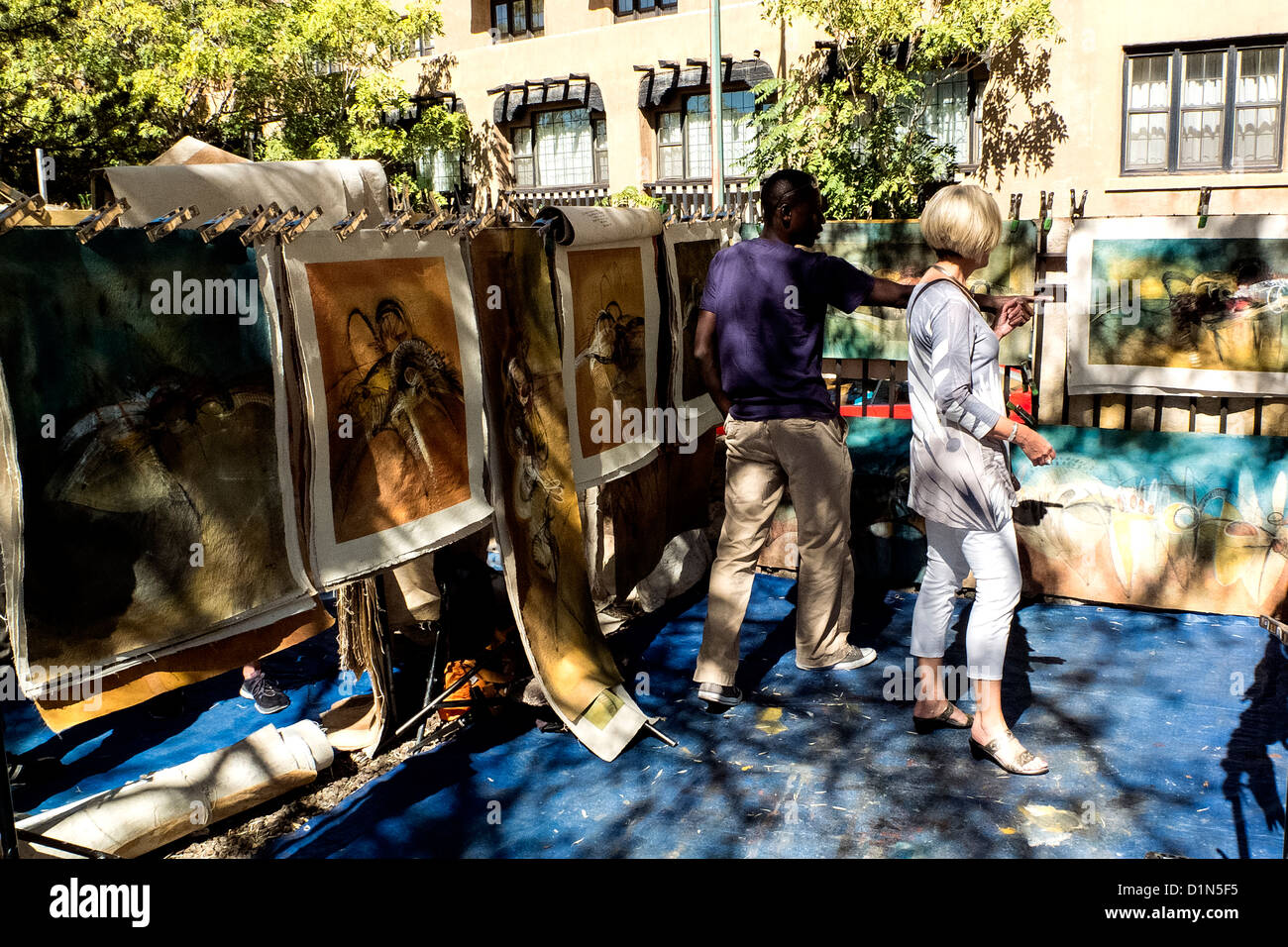 Le marchand d'art de trottoir avec clients possibles sur la plaza de Santa Fe, Nouveau Mexique Banque D'Images