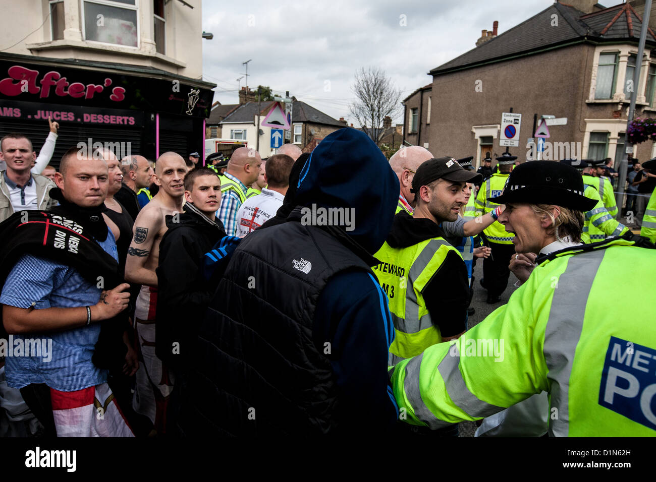 L'escorte de police a rencontré une foule de partisans de l'EDL de droite d'attaquer les manifestants anti-fasciste à Walthamstow. Banque D'Images