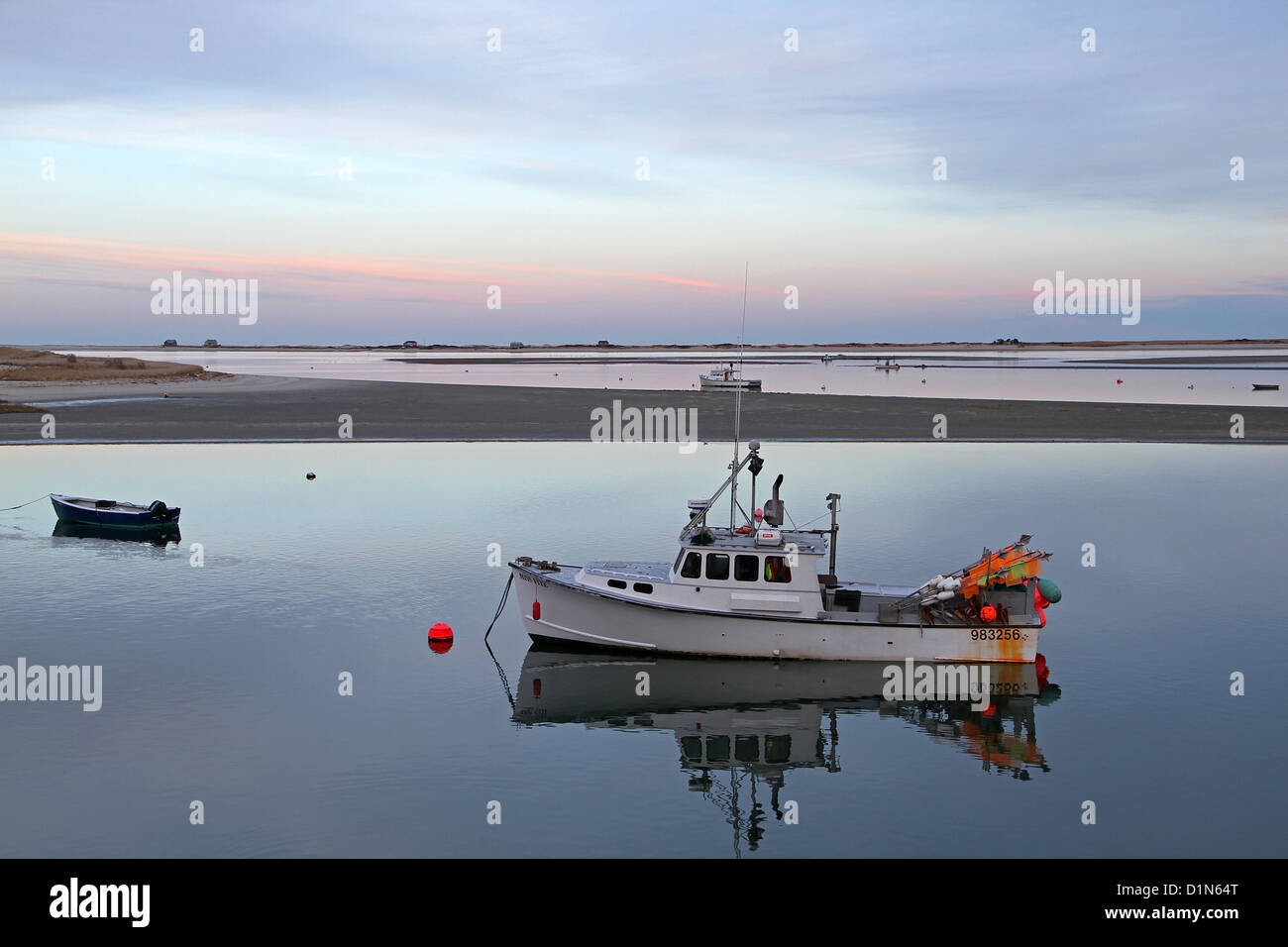 Un bateau de pêche au coucher du soleil près de l'Embarcadère de Chatham, Cape Cod, Massachusetts Banque D'Images