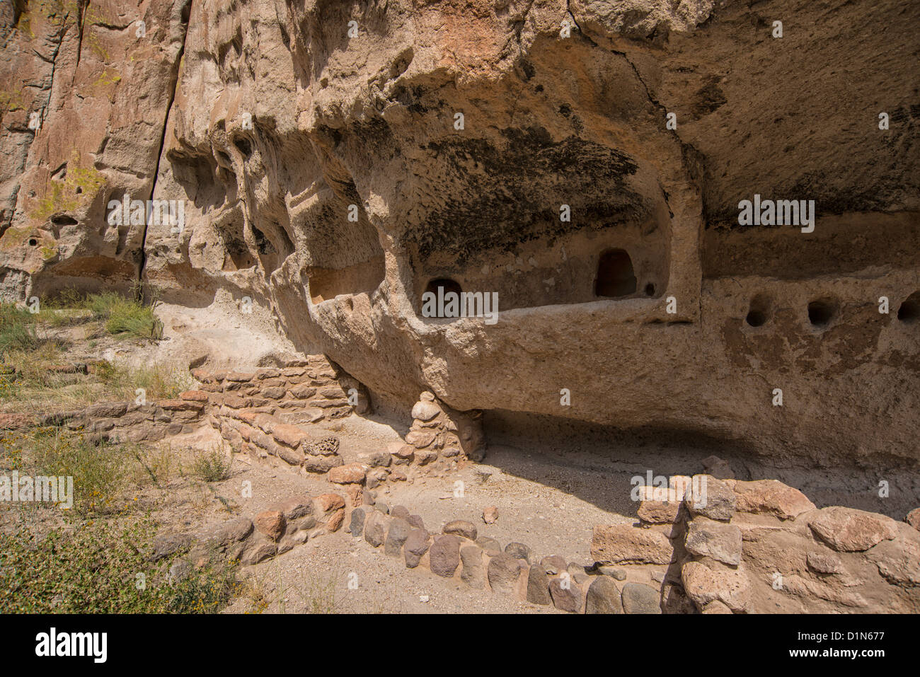 Cliff dwellings au Bandelier National Monument Banque D'Images
