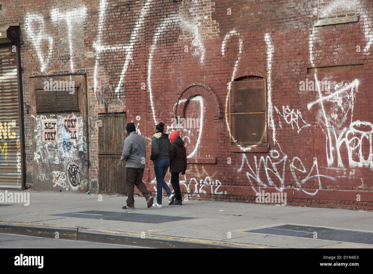 Des graffitis sur des bâtiments délabrés dans le quartier Bedford-Stuyvesant, Brooklyn, New York. Banque D'Images