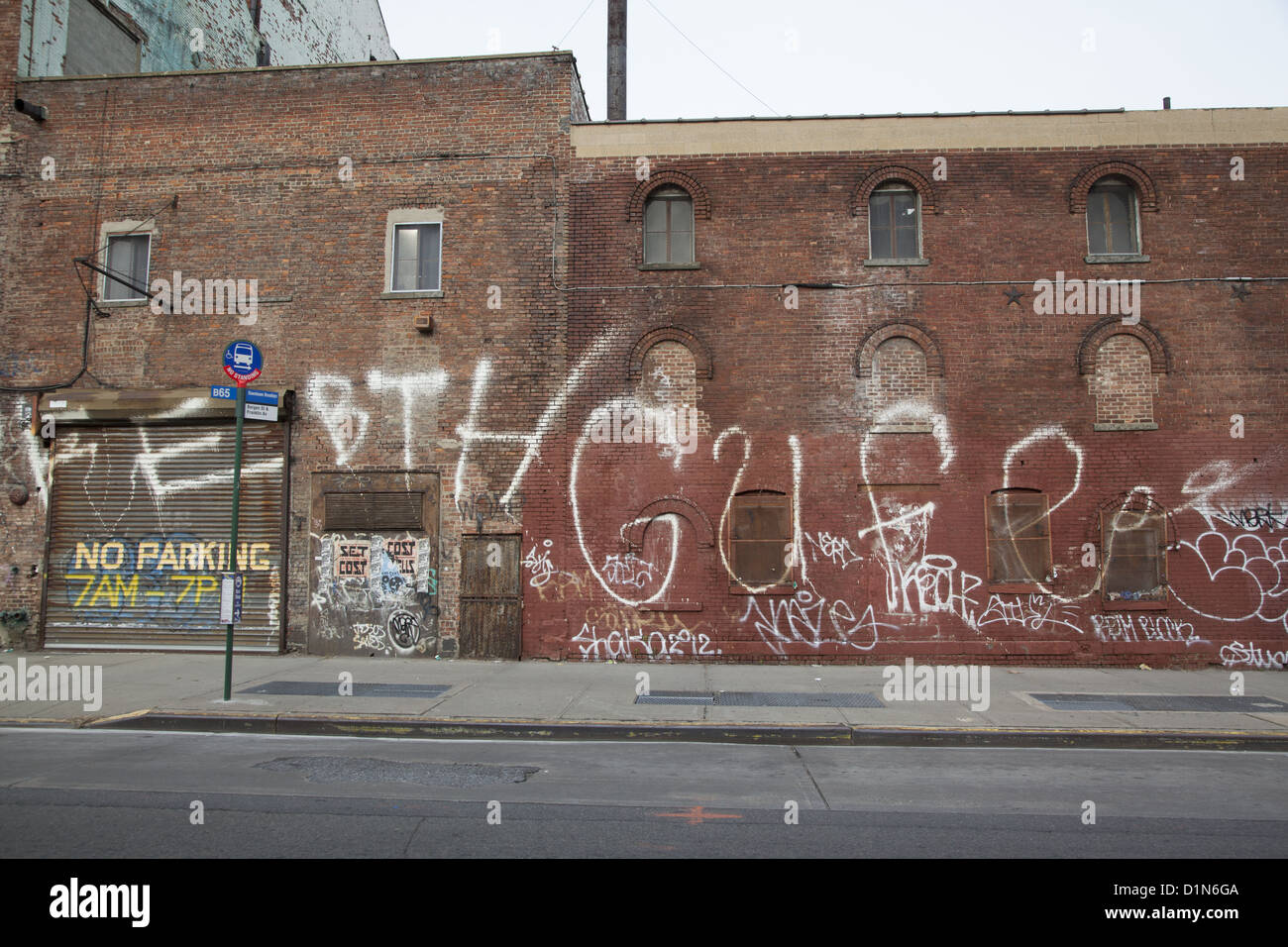 Des graffitis sur des bâtiments délabrés dans le quartier Bedford-Stuyvesant, Brooklyn, New York. Banque D'Images