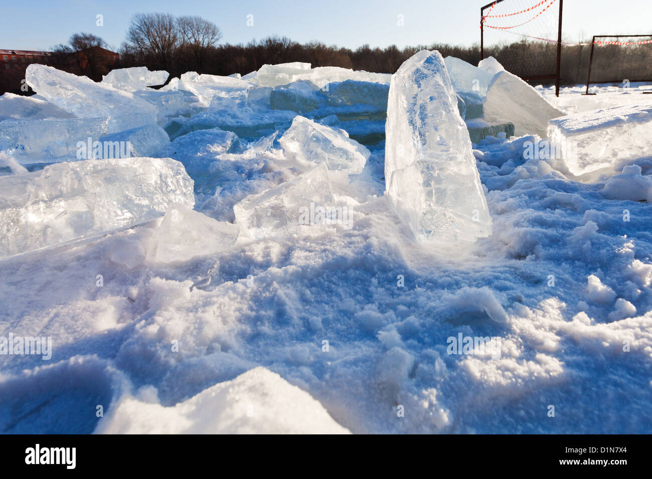 Blocs de glace dans les eaux claires de la rivière froide journée d'hiver à Moscou, Russie Banque D'Images