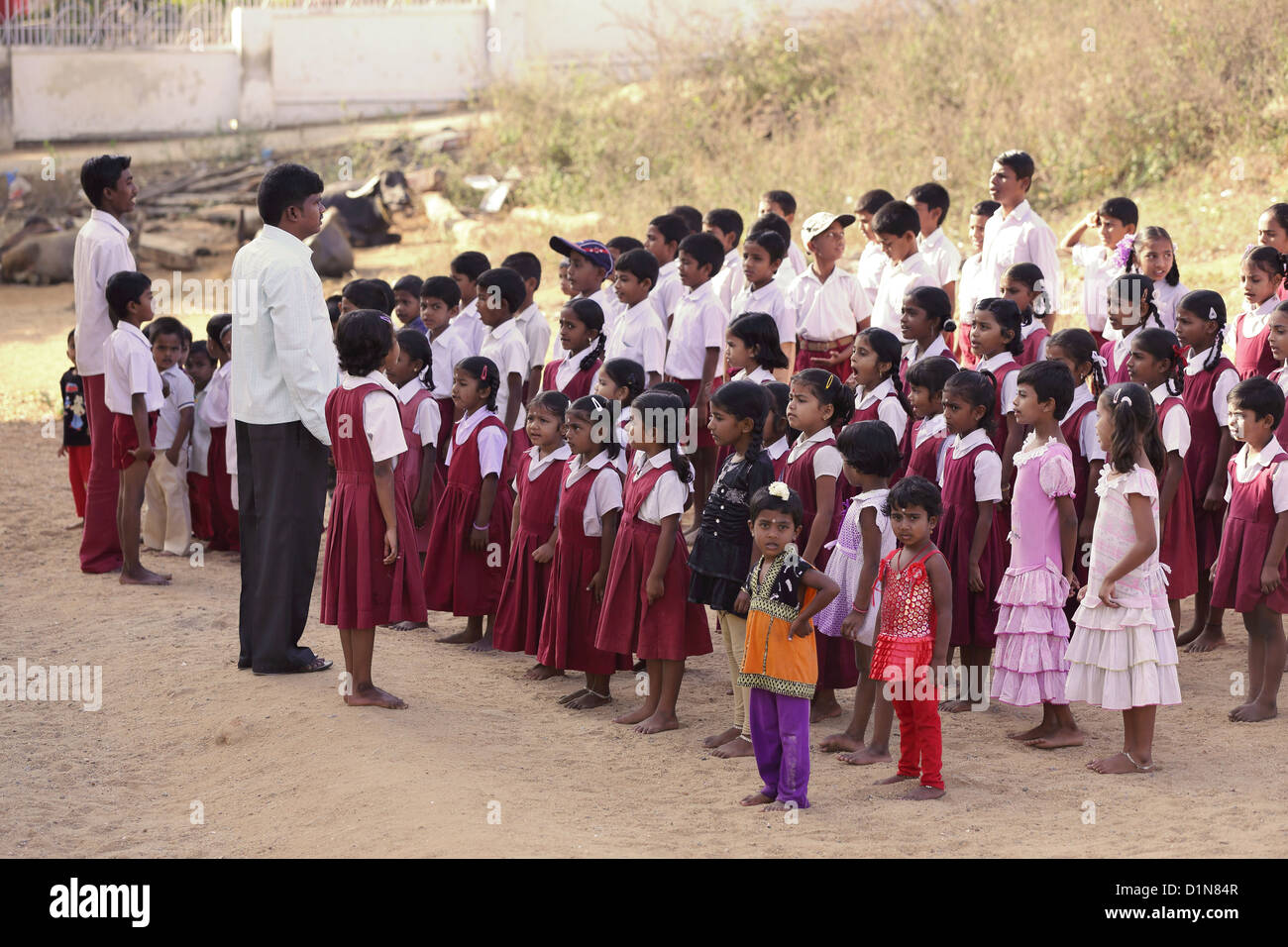 Professeur d'école avec des enfants indiens de l'Andhra Pradesh en Inde du Sud Banque D'Images