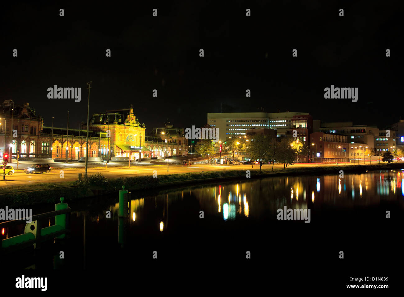La ville de Groningen aux Pays-Bas dans la nuit avec gare Banque D'Images