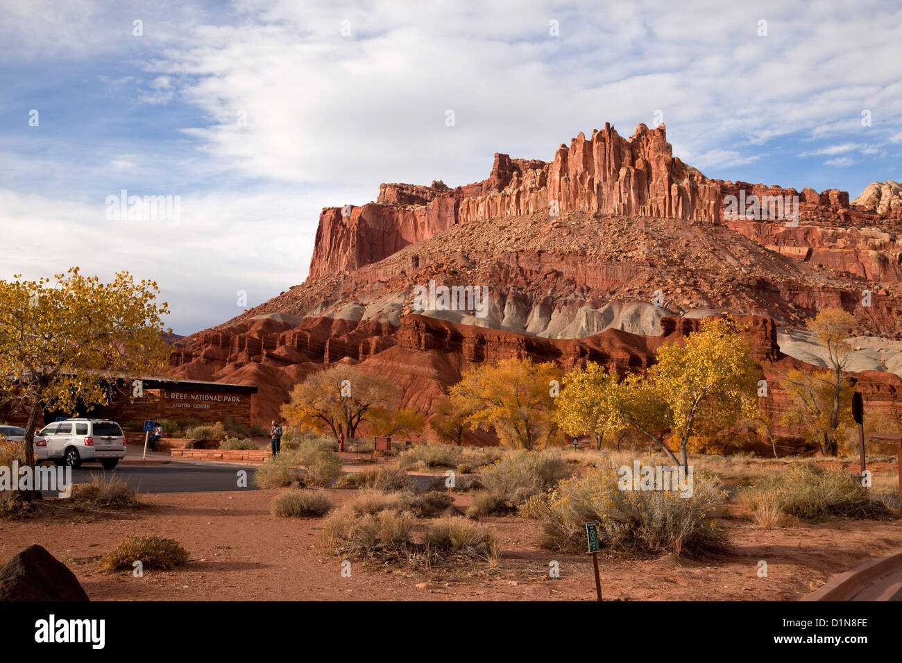 Centre d'accueil et de formations rocheuses à Capitol Reef National Park dans l'Utah, États-Unis d'Amérique, USA Banque D'Images Centre d'accueil et de formations rocheuses à Capitol Reef National Park dans l'Utah, États-Unis d'Amérique, USA Banque D'Images