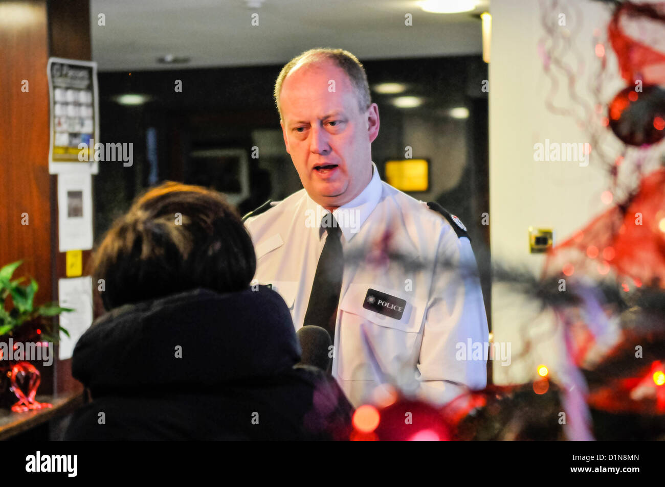 31 décembre 2012, Belfast, Irlande du Nord. Le chef de police adjoint George Hamilton donne une interview à un journaliste UTV Sara Moore, après la tentative de meurtre d'un agent et sa famille PSNI, lorsqu'une bombe a été trouvé sous sa voiture. Crédit : Stephen Barnes / Alamy Live News Banque D'Images