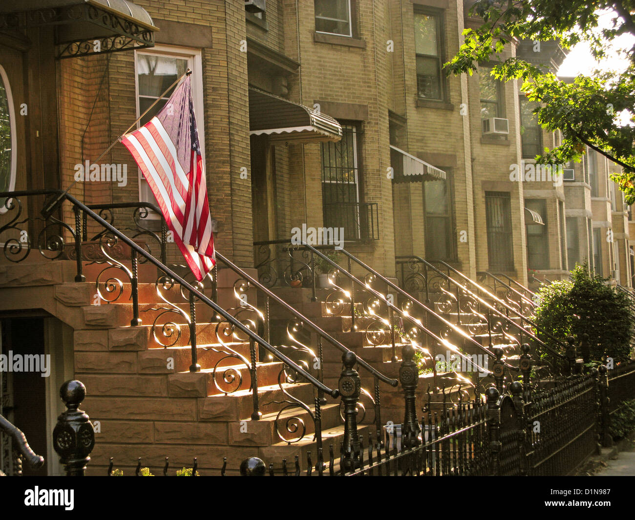 Lever de drapeau américain Brooklyn Brownstone Banque D'Images