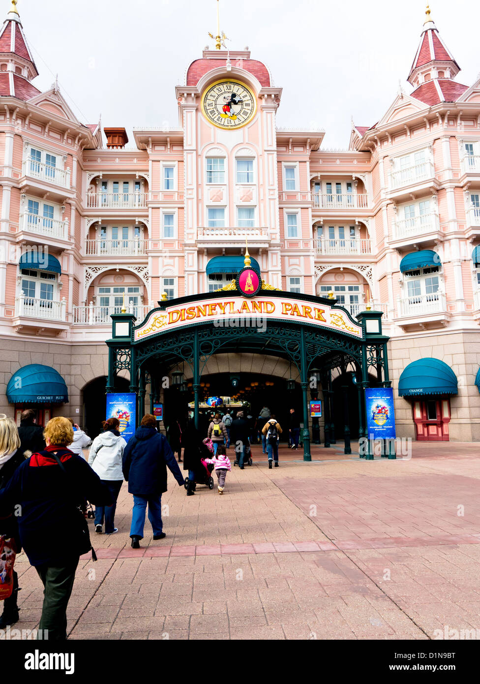 Les visiteurs se rendent à l'entrée de parc Disneyland, Paris, France