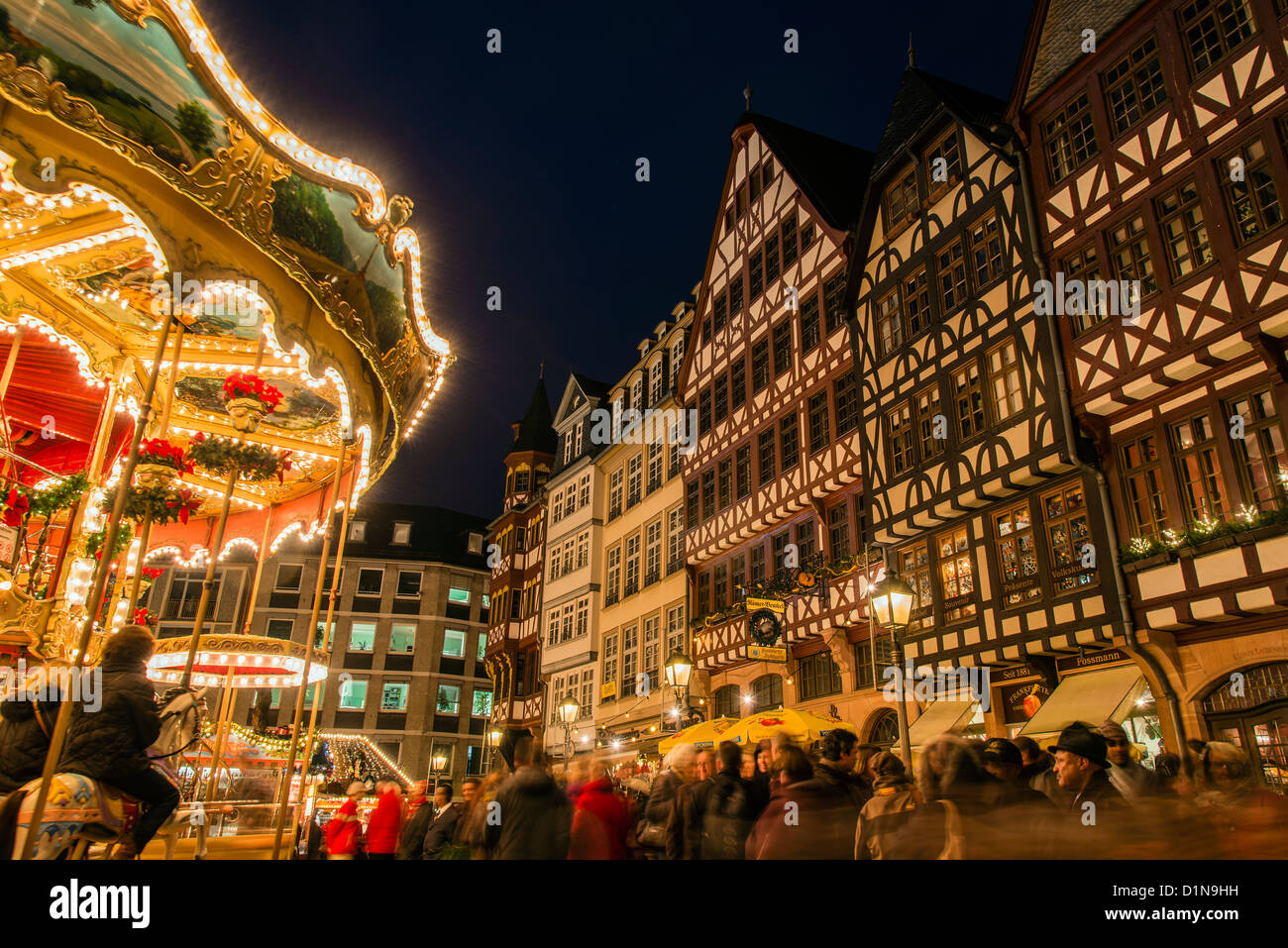 Vue de la nuit, Romer, Römerberg avec merry-go-round lights, Frankfurt am Main, Hesse, Allemagne Banque D'Images
