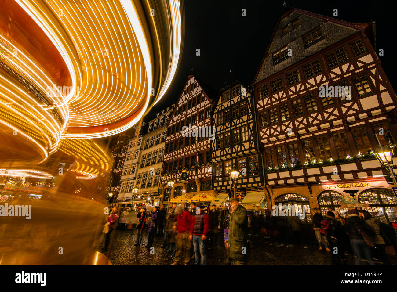 Vue de la nuit, Romer, Römerberg avec merry-go-round lights, Frankfurt am Main, Hesse, Allemagne Banque D'Images