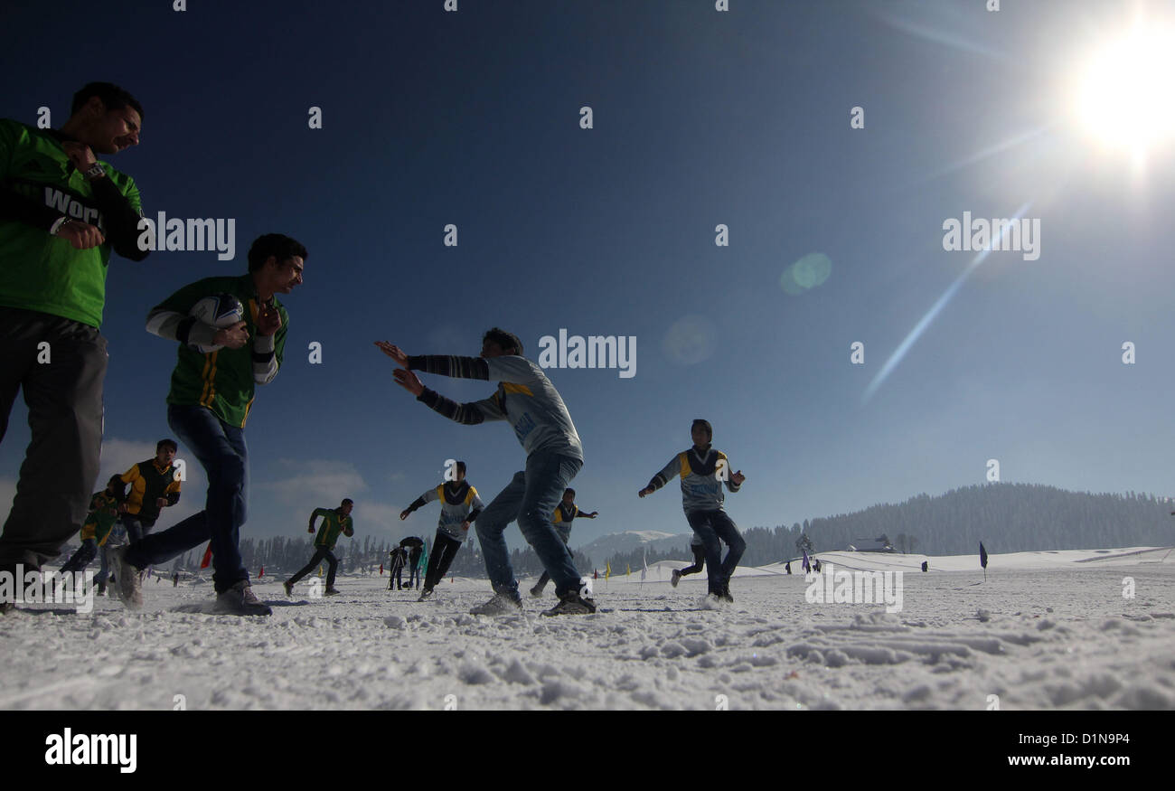 Le 31 décembre 2012 - école des garçons musulmans du Cachemire à jouer au rugby à Gulmarg 55 kms de Srinagar, la capitale d'été du Cachemire indien sur 31,12/2012, décembre 2012. L'événement est parmi nombre de mesures prises par le Jammu-et-Cachemire Ministère du tourisme pour célébrer la nouvelle année et d'attirer les touristes dans la vallée du Cachemire.Photo/Altaf Zargar/Zuma Press (crédit Image : © Altaf Zargar/ZUMAPRESS.com) Banque D'Images