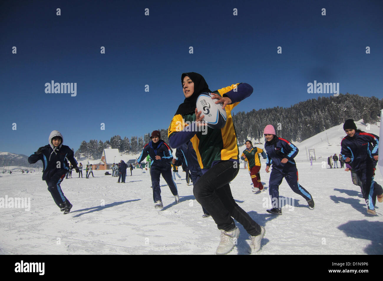 Le 31 décembre 2012 - les filles de l'école musulmane du cachemire à jouer au rugby à Gulmarg 55 kms de Srinagar, la capitale d'été du Cachemire indien sur 31,12/2012, décembre 2012. L'événement est parmi nombre de mesures prises par le Jammu-et-Cachemire Ministère du tourisme pour célébrer la nouvelle année et d'attirer les touristes dans la vallée du Cachemire.Photo/Altaf Zargar/Zuma Press (crédit Image : © Altaf Zargar/ZUMAPRESS.com) Banque D'Images