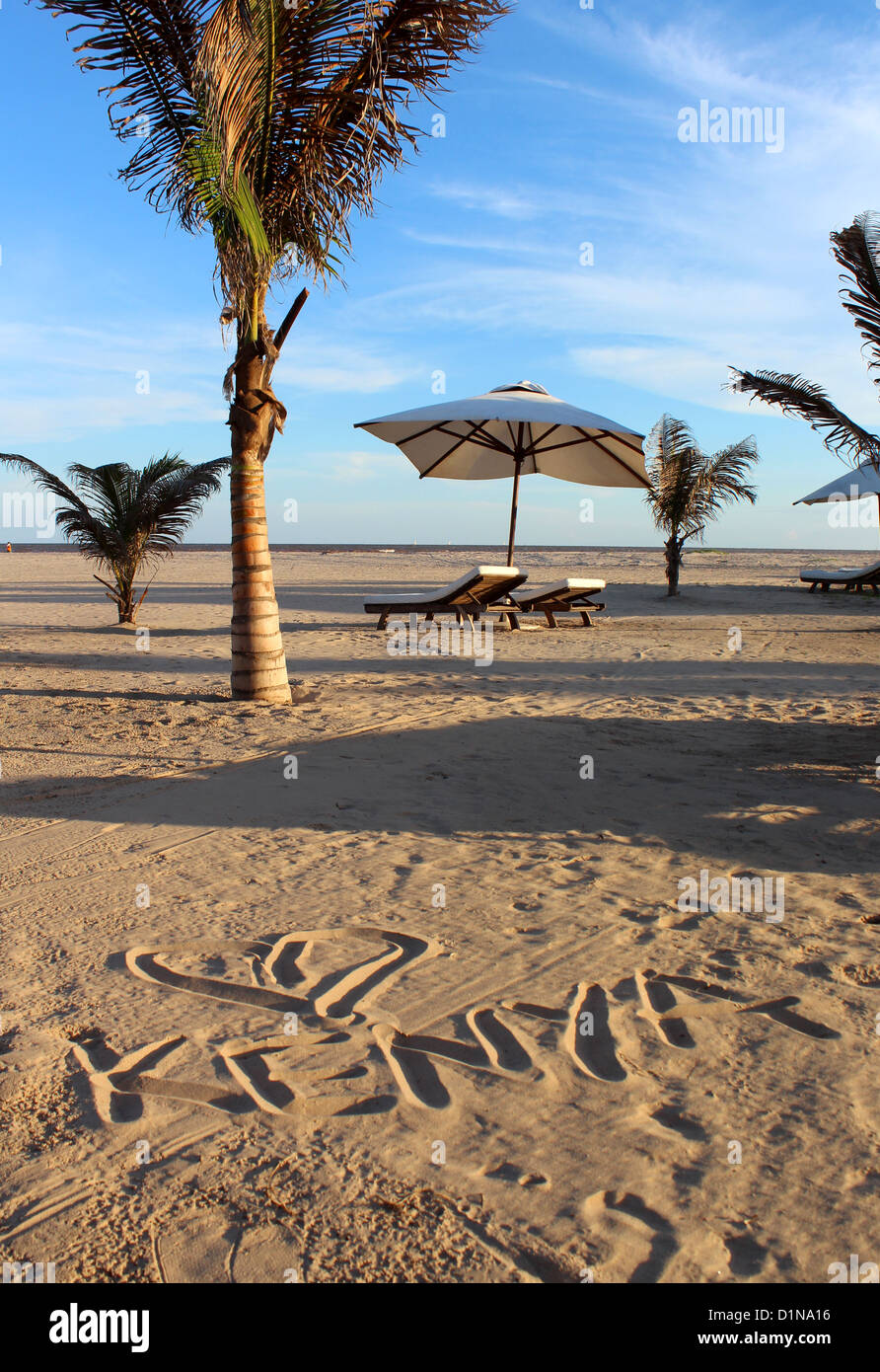 Le Kenya écrit dans le sable d'une plage, Malindi, Kenya, Afrique de l'Est Banque D'Images