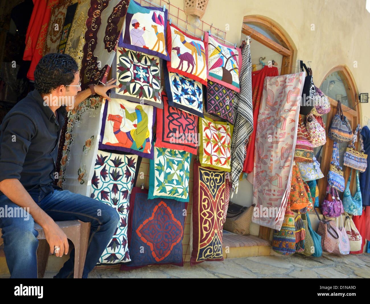 Propriétaire de boutique à l'extérieur de son magasin à la 'Up Town' shopping et café, Taba Heights holiday resort complex au Sinaï en Égypte. Banque D'Images