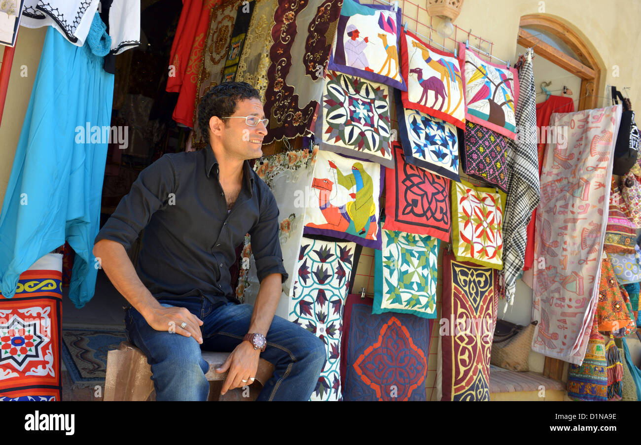 Propriétaire de boutique à l'extérieur de son magasin à la 'Up Town' shopping et café, Taba Heights holiday resort complex au Sinaï en Égypte. Banque D'Images