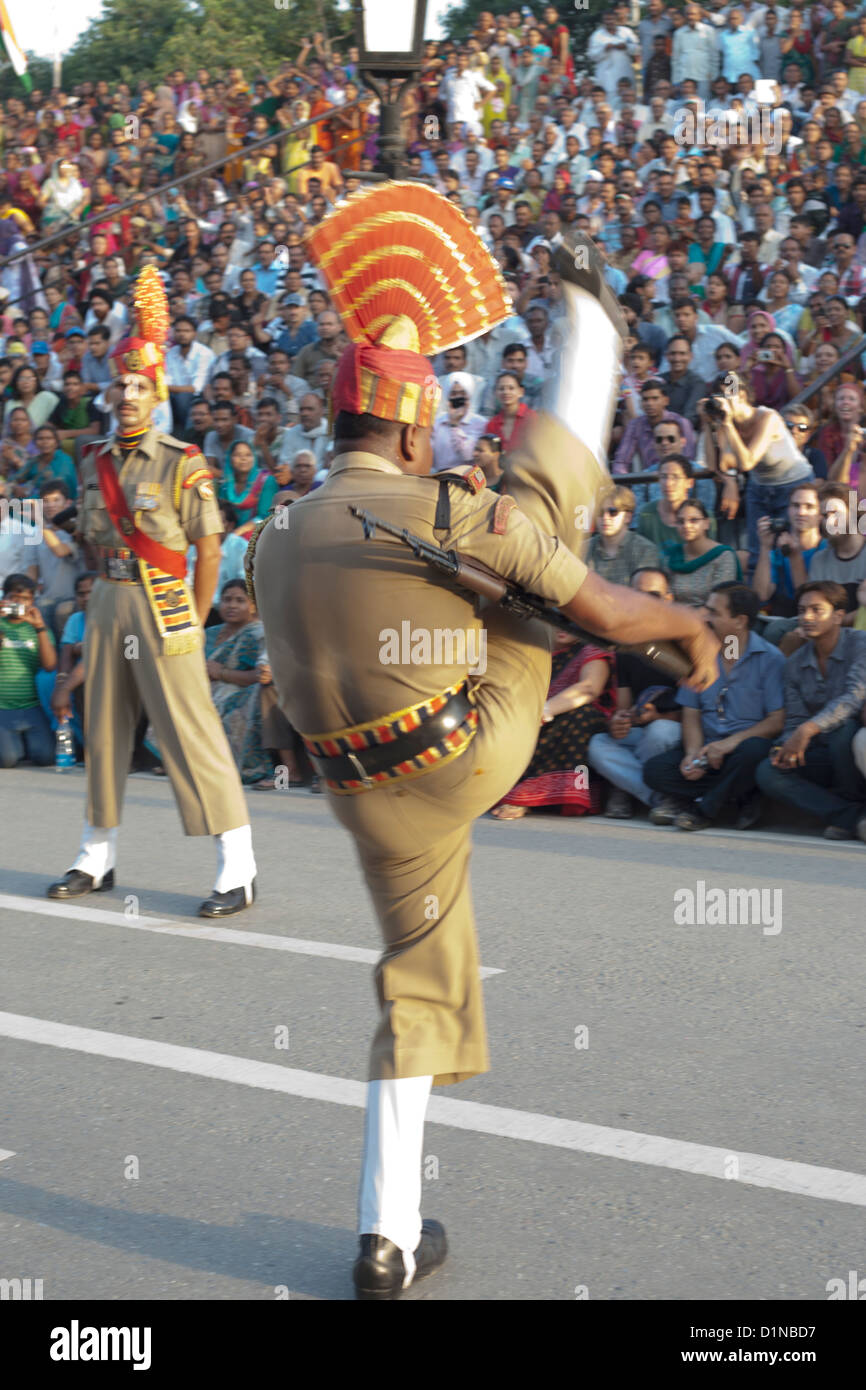 La Wagah border "combler l'abaissement de la cérémonie des drapeaux est une pratique quotidienne militaire que les forces de sécurité aux frontières de l'Inde. Banque D'Images