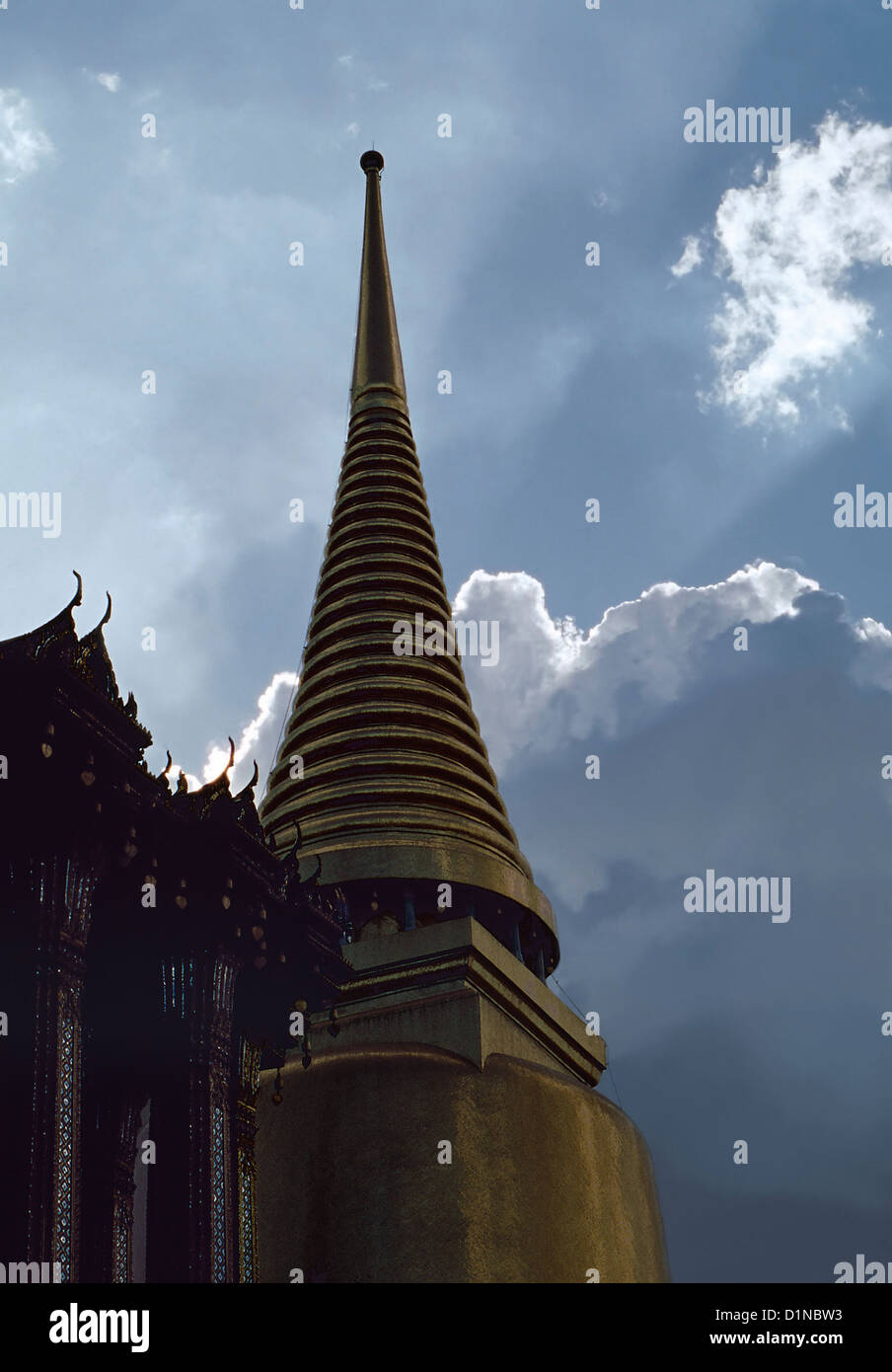 Une flèche du Phra Sri Ratana Chedi, Temple du Bouddha Émeraude, Bangkok Banque D'Images