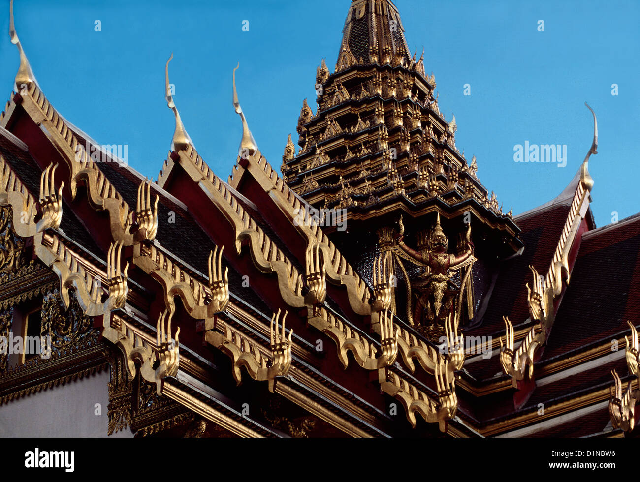 Le toit de l'hôtel Dusit Hall, Temple du Bouddha Émeraude, Bangkok Banque D'Images