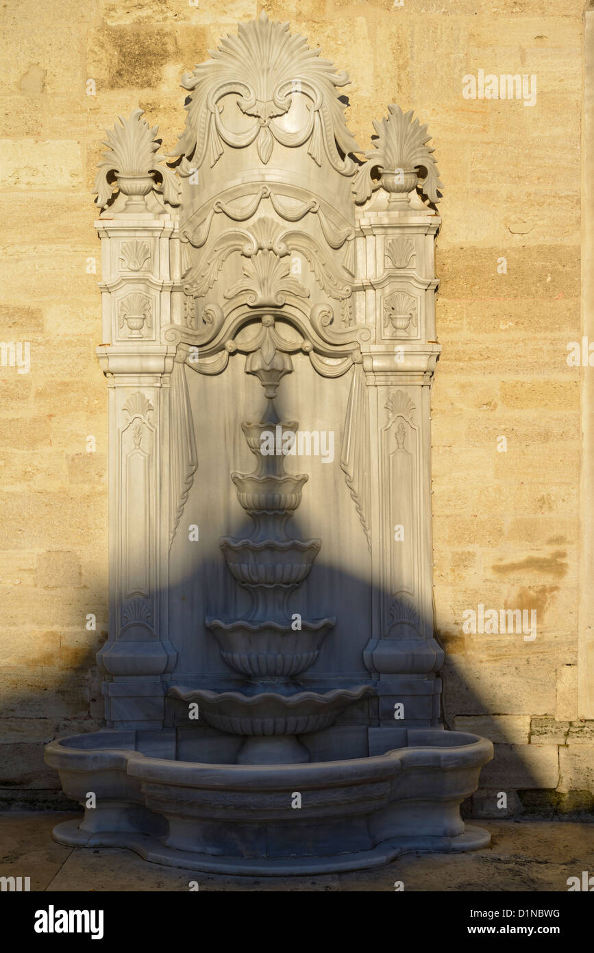 Ombre d'un dôme sur le marbre sculpté fontaine à Eyup Sultan Mosque Istanbul Turquie Banque D'Images