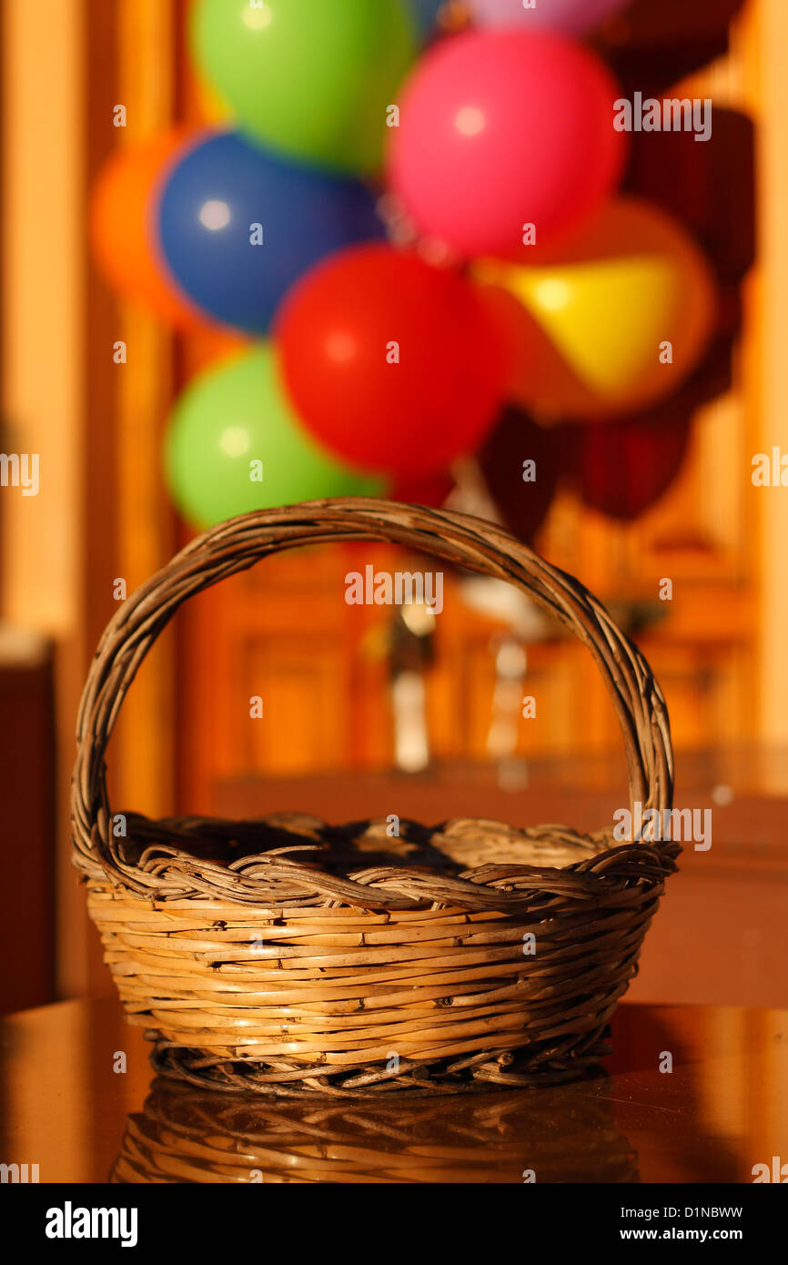 Un panier en osier devant une porte avec des ballons en dehors de la vue  Photo Stock - Alamy