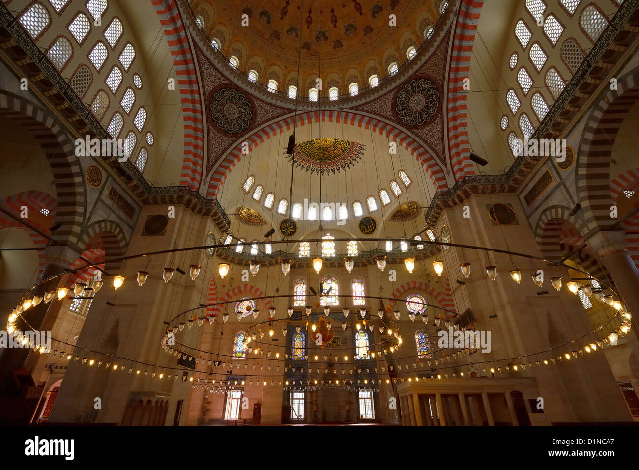 Intérieur de la mosquée Suleymaniye avec lustre de plafond et mur Qibla dome Istanbul Turquie Banque D'Images