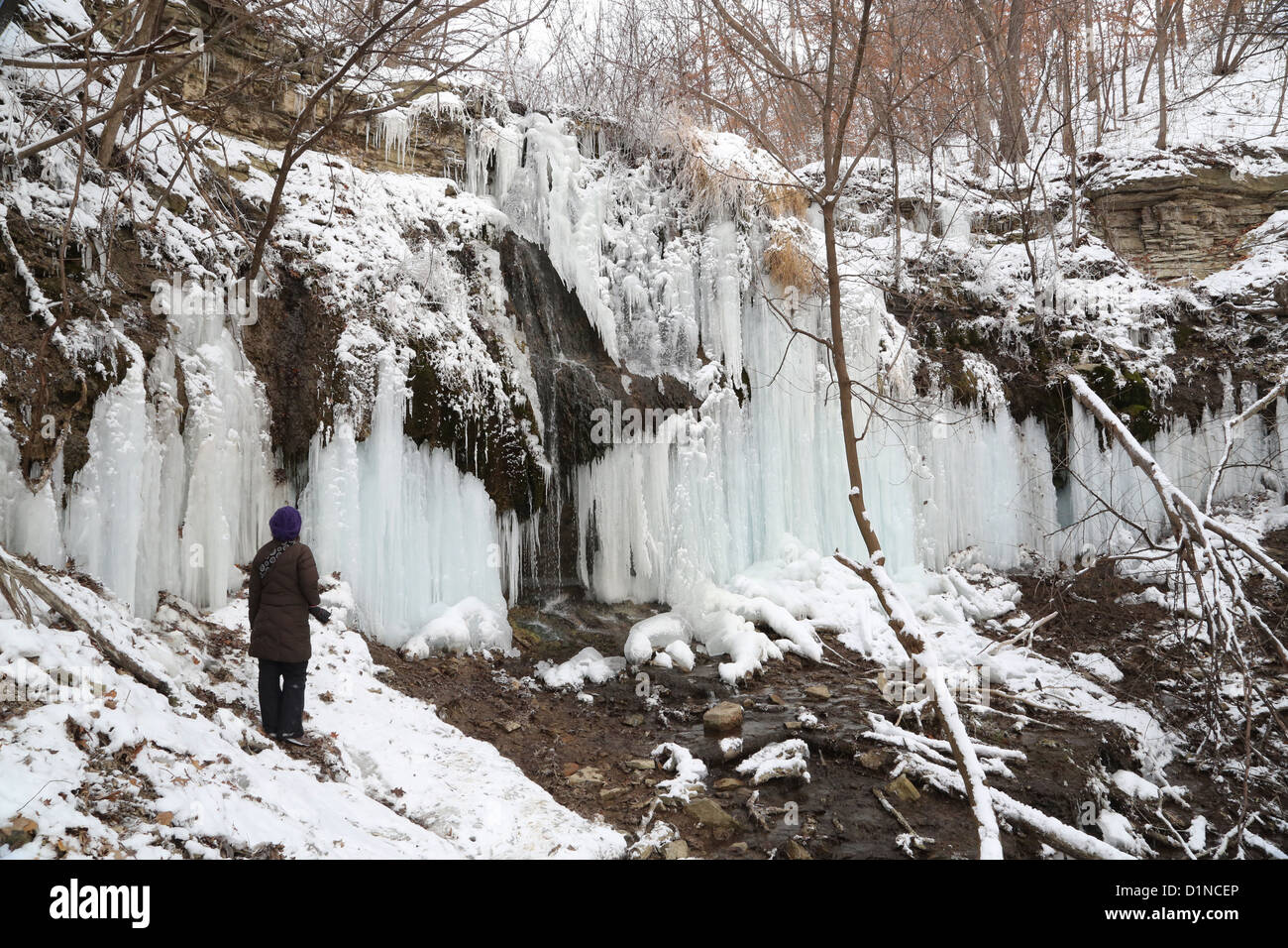 Une personne à la recherche de cascades de glace à l'ombre au Falls à St Paul, Minnesota. Banque D'Images