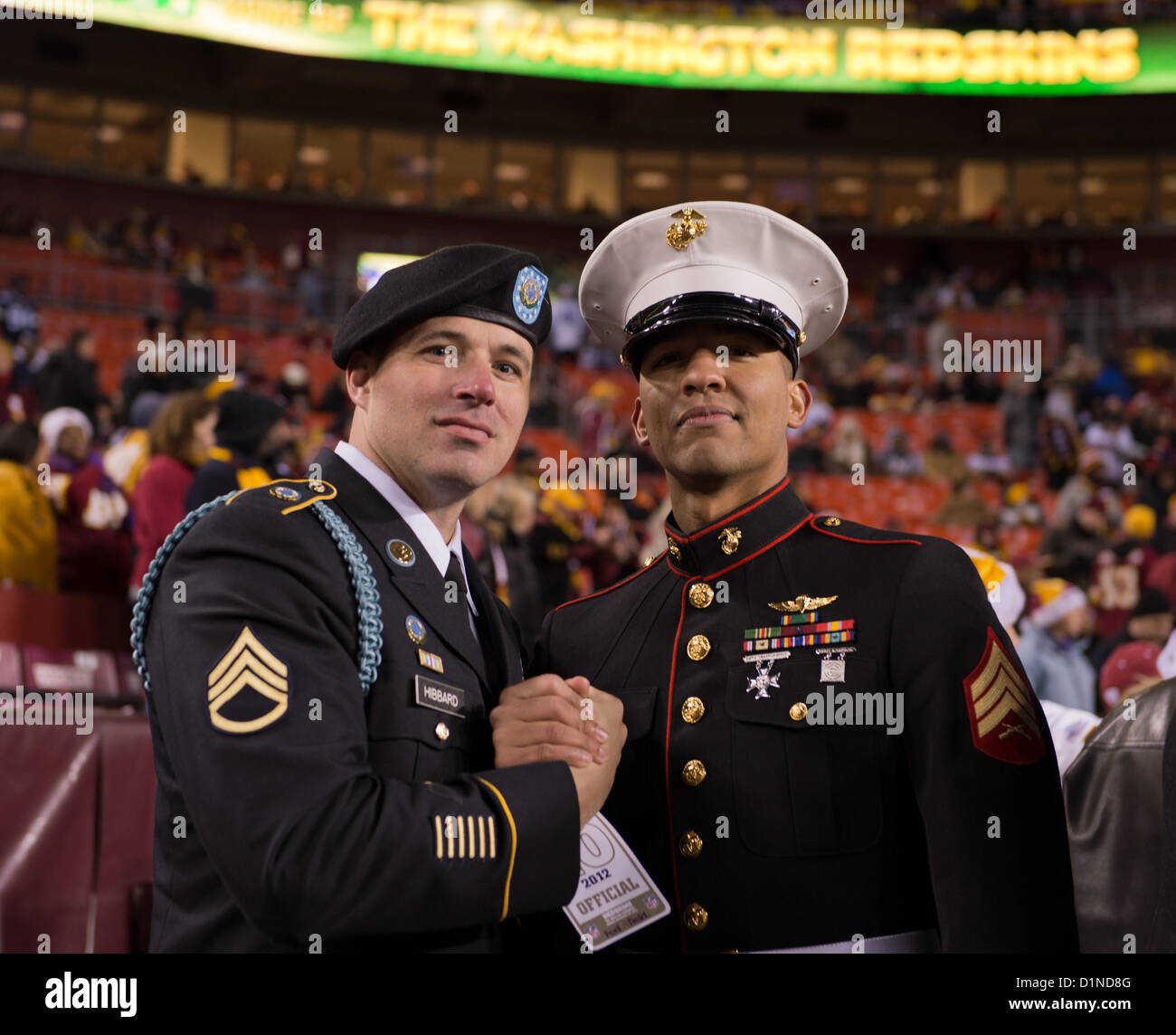 Shawn Hibbard et Wayne Miller, le Sgt d'état-major de l'armée américaine, posent avant le match des Washington Redskins vs Dallas Cowboys à FedEx Field, Landover, MD, le 30 décembre 2012. Quatre troupes ont été honorées pour leur service par l'USAA devant 82 000 supporters. Les Redskins ont gagné 28-18 pour passer aux séries éliminatoires. Banque D'Images