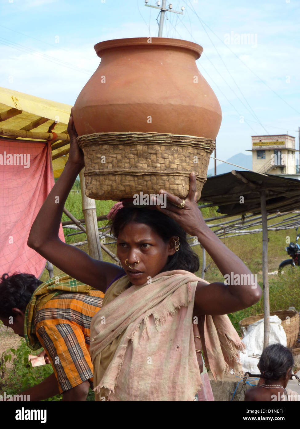 L'Orissa, Inde - Nov 11 -femmes tribales transporter des marchandises sur leur tête le Nov 11, 2009 in Ankadeli, Orissa en Inde Banque D'Images